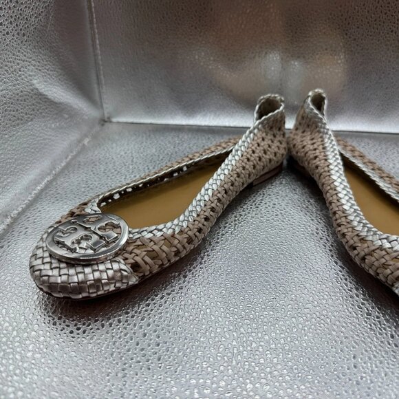 Size 6.5 M‎ Tory Burch Womens Light Taupe Silver Chelsea Cap Toe Ballet Flats - Picture 3 of 9